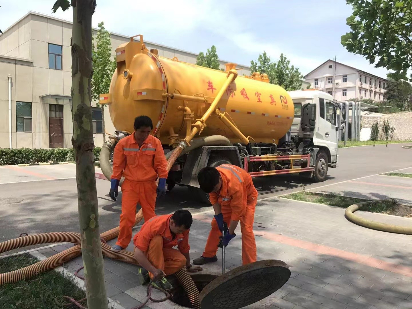 毕节管道疏通车停在窨井附近