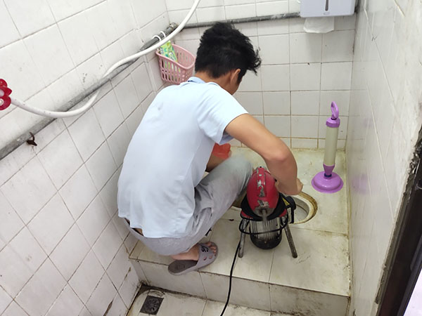 毕节管道堵塞冒臭气 专业师傅现场解决问题