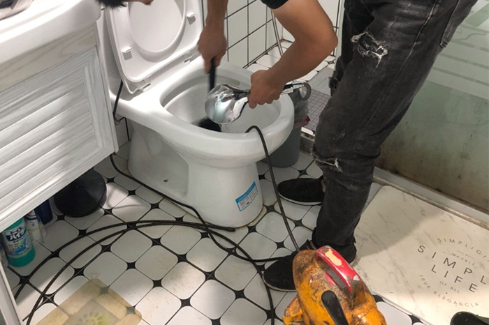 毕节马桶堵塞自己疏通还是找师傅?专业上门服务让你省时更省心